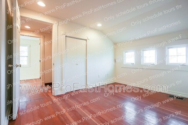 Building Photo - 3232 N Michigan Ave