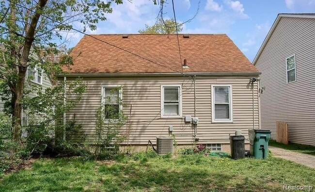 Building Photo - 348 E Maplehurst Ave