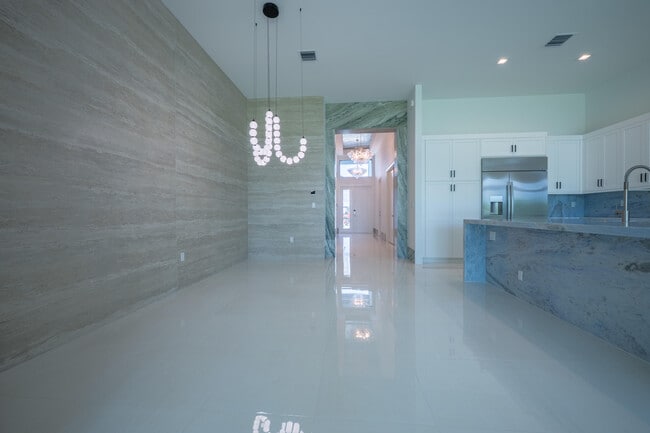 Building Photo - 9597 Regal Palm Ct
