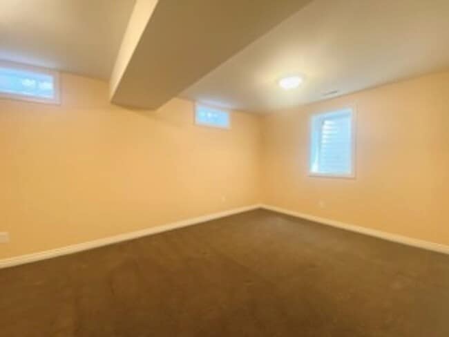 Building Photo - 5 bed / 3.5 bath Ranch House