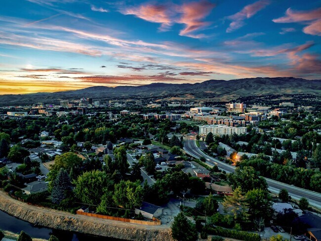 Building Photo - 2213 S Federal Way