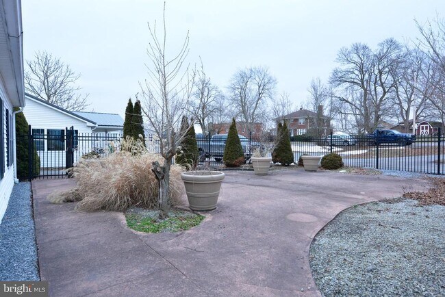 Building Photo - 13 1st St