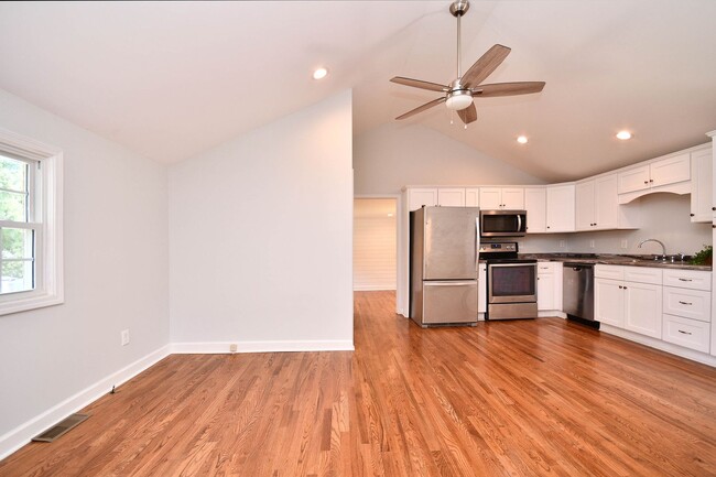 Building Photo - Charming 3/2.5 House with Lawn Care included!