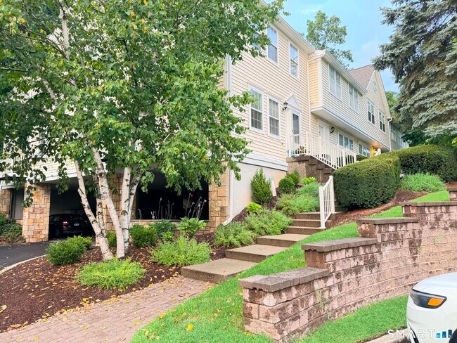 Building Photo - 633 Danbury Rd