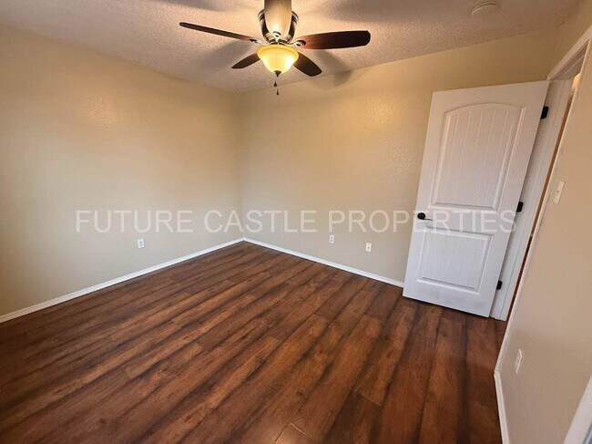 Building Photo - 6315 La Habra Ln NE