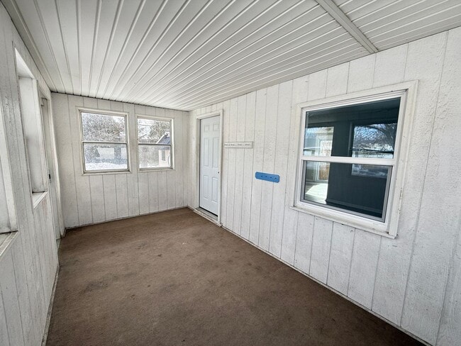 Building Photo - 2026 Renovation – Clean, Updated 2-Bedroom Near Shopping & Highways