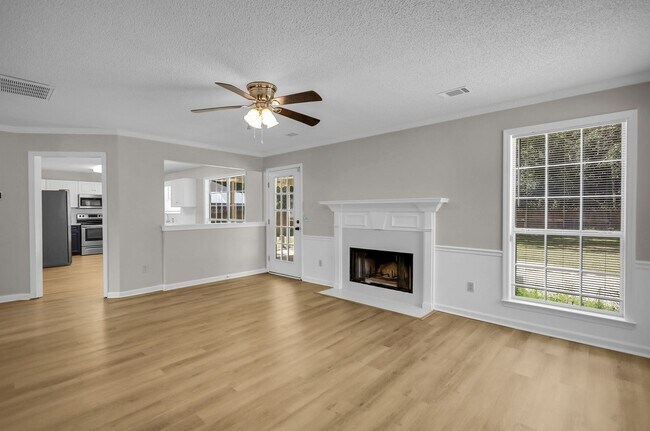 Building Photo - Stunning 4-bed Home in Hinesville With Two...