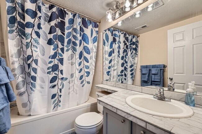 Building Photo - 2 BDR Near Boulder Country Club