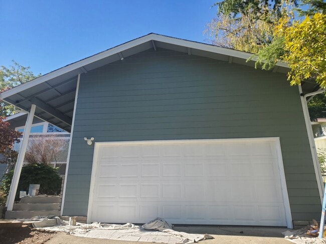 Building Photo - East Roseburg 3 bedroom 2 bath close to Ea...