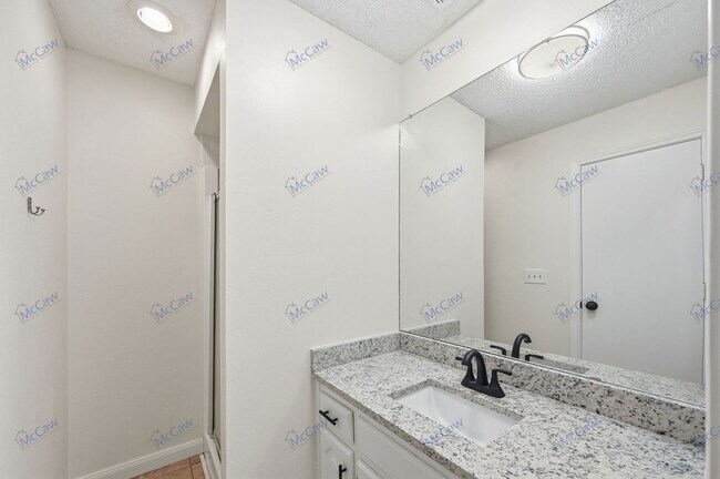 Building Photo - 709 Villa Ridge Dr