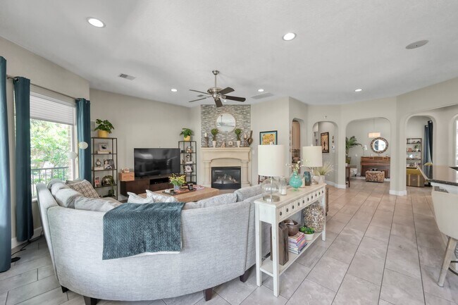 Building Photo - 204 W Pines Dr