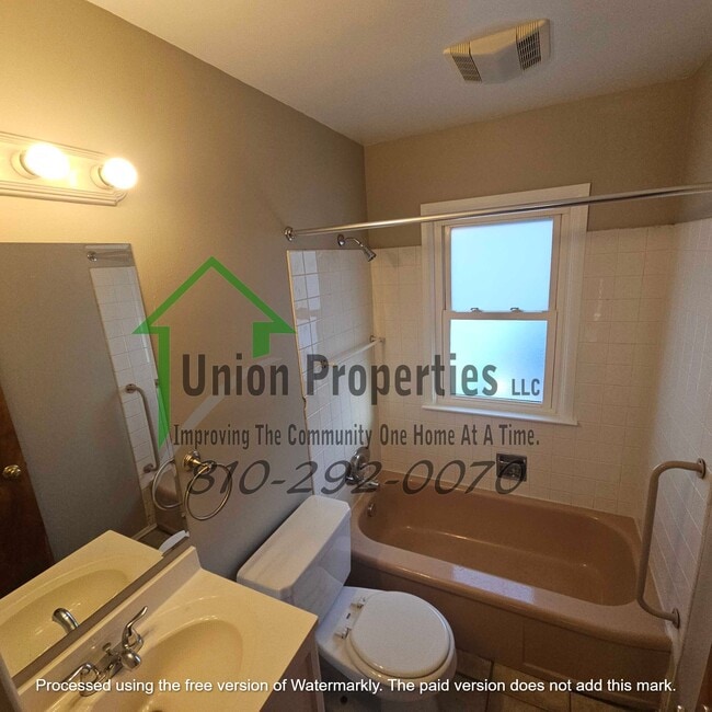 Building Photo - 3033 Pine Grove Ave