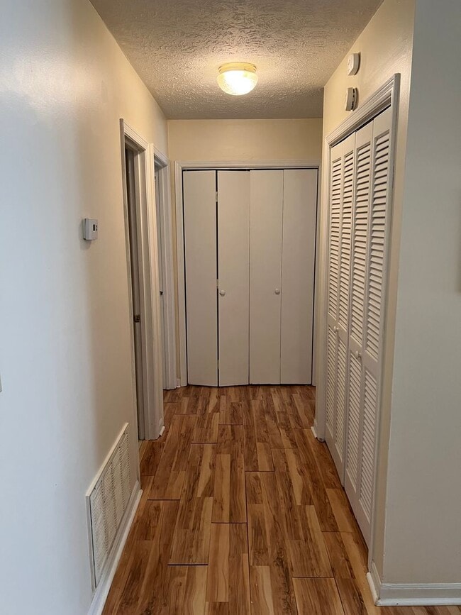 Building Photo - Duplex in Residential Eastside Area