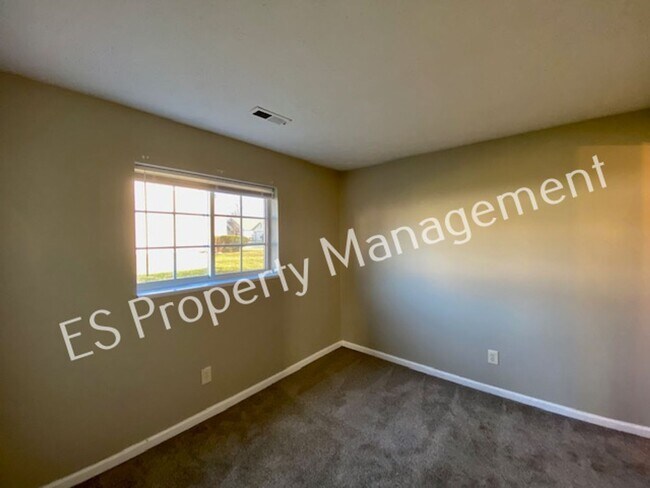 Building Photo - Stunning 4 Bedroom 2 Bathroom Tri-Level Ho...