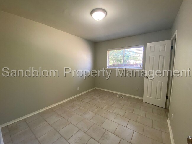 Building Photo - FOR LEASE | Midtown | 3 Bed, 2 Bath Duplex...