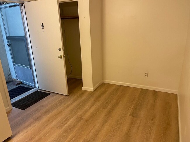 Building Photo - B065352P