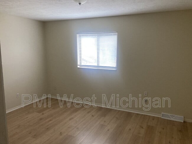 Building Photo - 6070 In the Pines Dr SE
