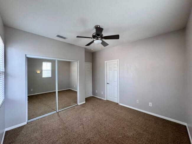 Building Photo - Discover this beautifully upgraded 5 bedro...