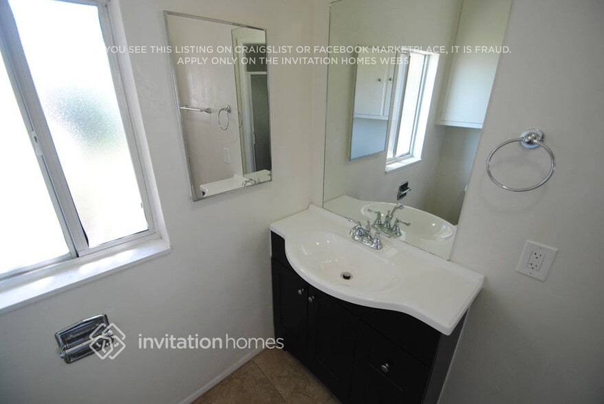 Building Photo - 615 N Sycamore Ave