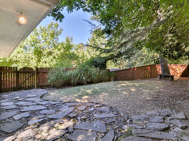 Building Photo - Spacious and Light Lake Oswego Home
