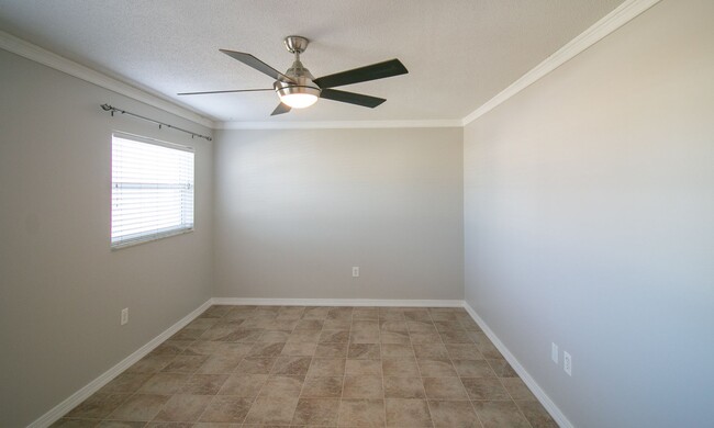 Building Photo - Fantastic 2 bedroom home all tile floors a...