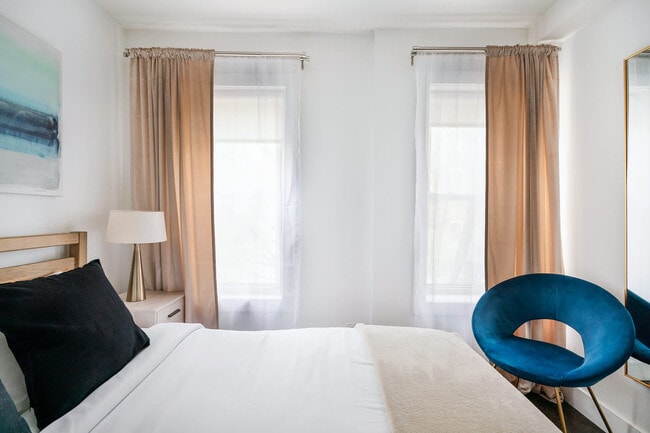 Building Photo - 359 W 39th St