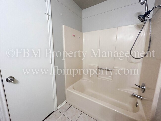 Building Photo - 701-703 Hillcrest Ct