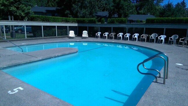 Building Photo - 3 Bed, 1.75 bath Condo w/2 parking spots i...