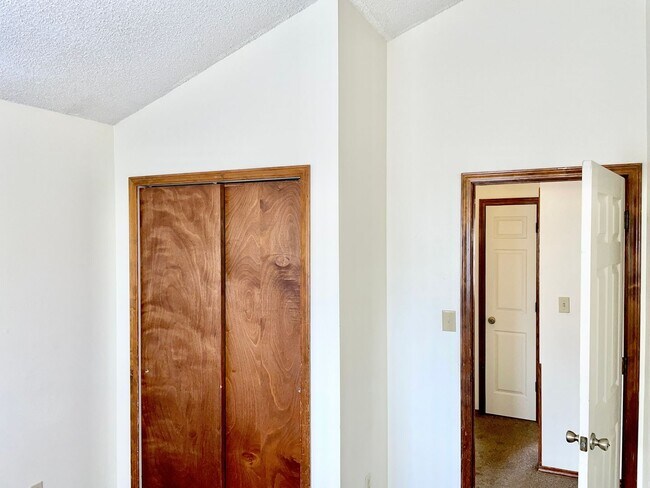 Building Photo - 3 Bedroom Home Right Off the Powers Corrid...