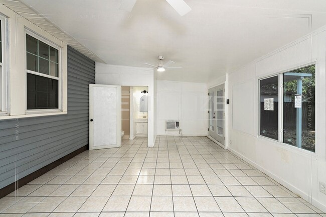 Building Photo - Adorable 3 Bed 2 Bath Cottage with Double ...