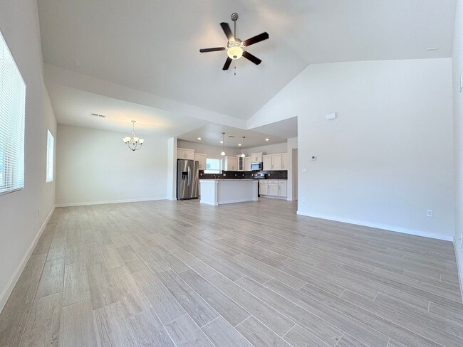 Building Photo - East El Paso 4 bed 2 Bath Refrig A/C!