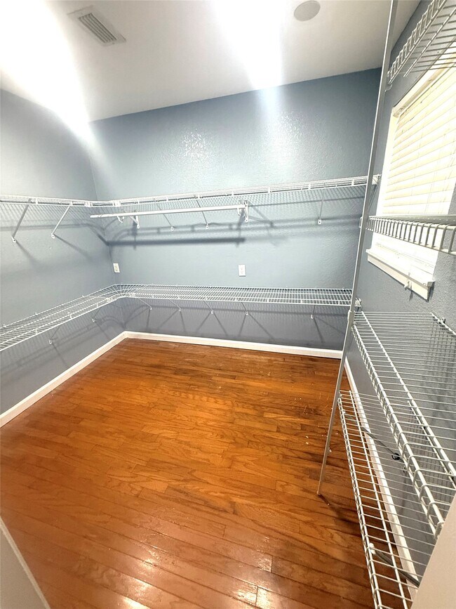 Building Photo - 12 Willow Ln