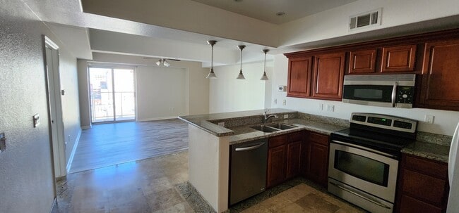 Building Photo - 200 W 2nd St