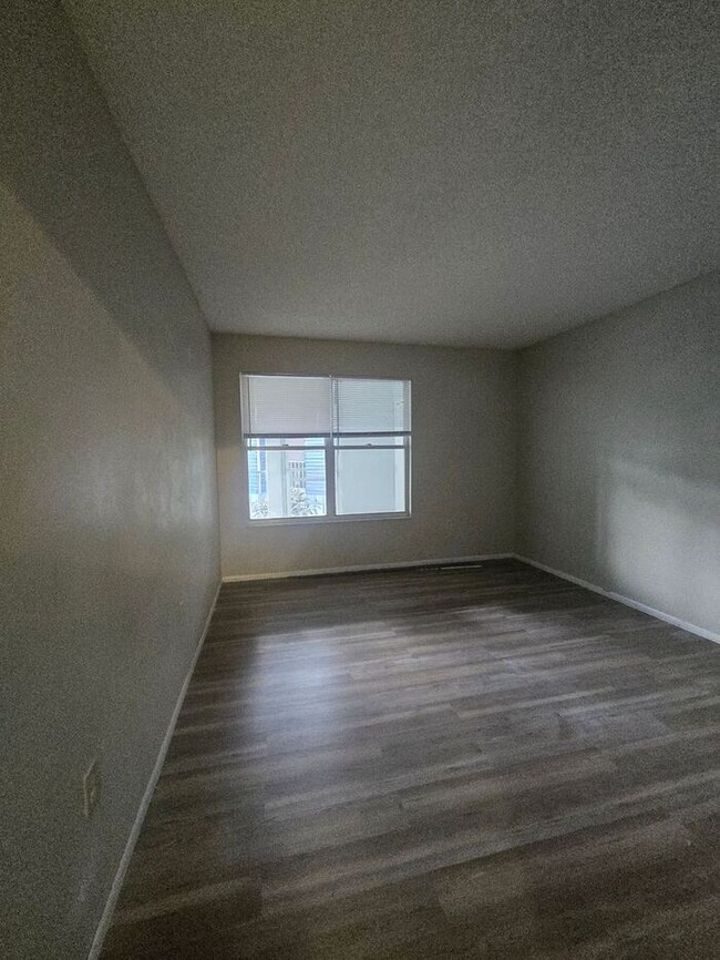 Building Photo - Second floor 2 bedroom, 2 bath condo in th...