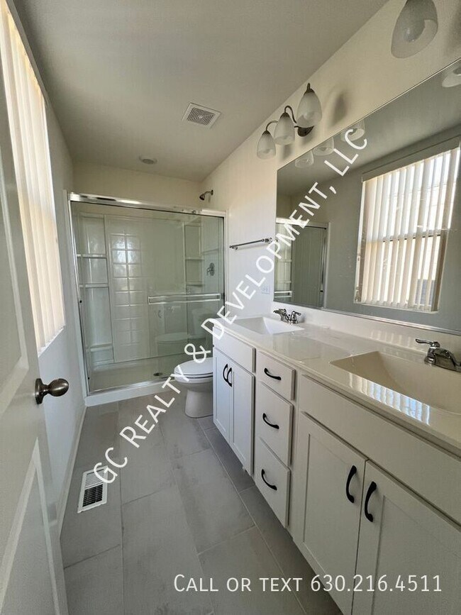 Building Photo - 2217 Parkside Dr