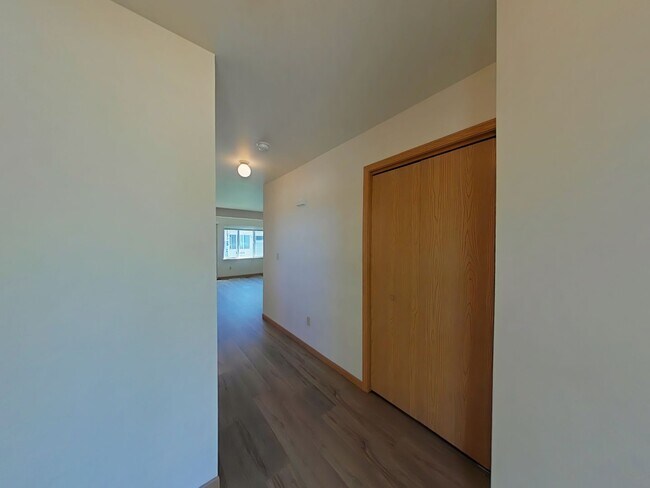 Building Photo - Townhouse-style End unit 3BD, 1.5 BA