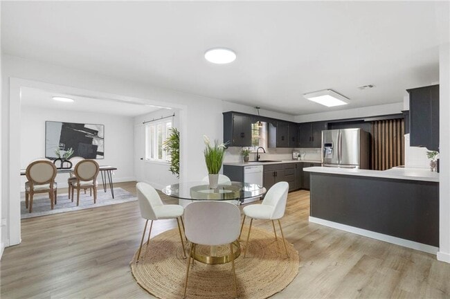 Building Photo - 701 NW Ford Ln