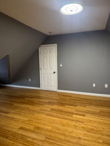 Building Photo - 161 School St