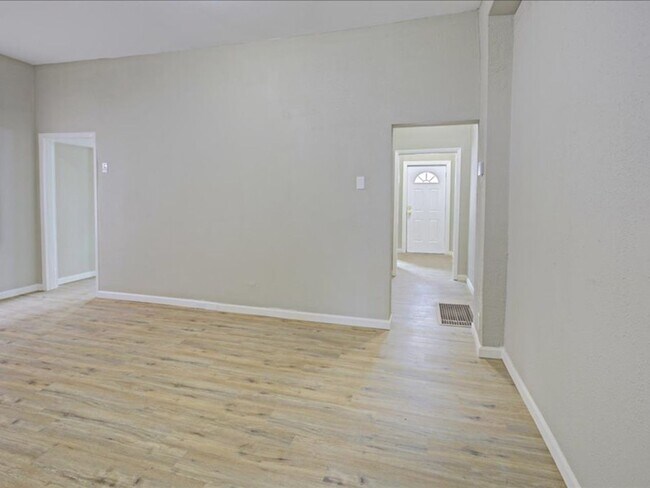Building Photo - Welcome to 6730 Vermont!