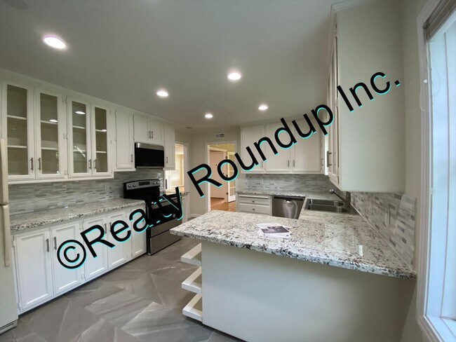 Building Photo - Beautiful Lincoln Village Home