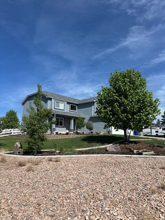Building Photo - Stunning and HUGE 5BD/3.5BA in Paint Brush...