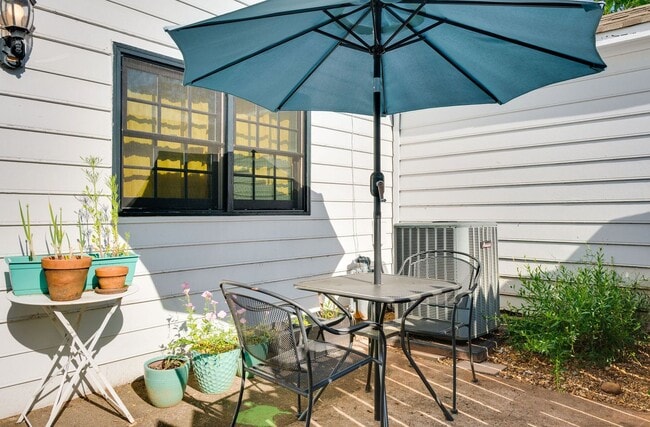 Building Photo - Convenient to campus and Five Points- Jamestown condo for rent