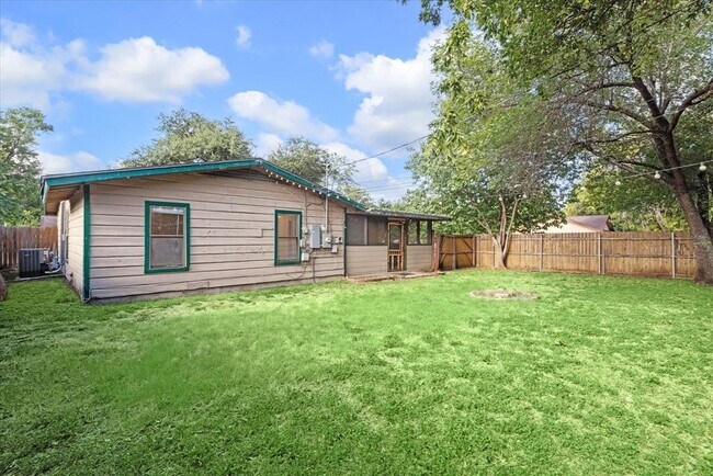 Building Photo - 300 Tilbury Ln