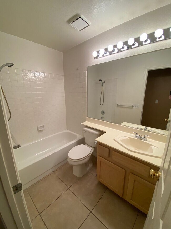 Building Photo - 2 bed/ 2 bath home located in Peccole Ranch