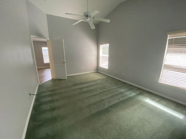 Building Photo - 4 Bedroom 3 Bath home in Sandy Ridge subdivision, in Davenport for RENT!