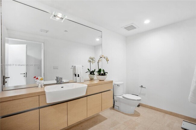 Building Photo - 200 Biscayne Blvd Way