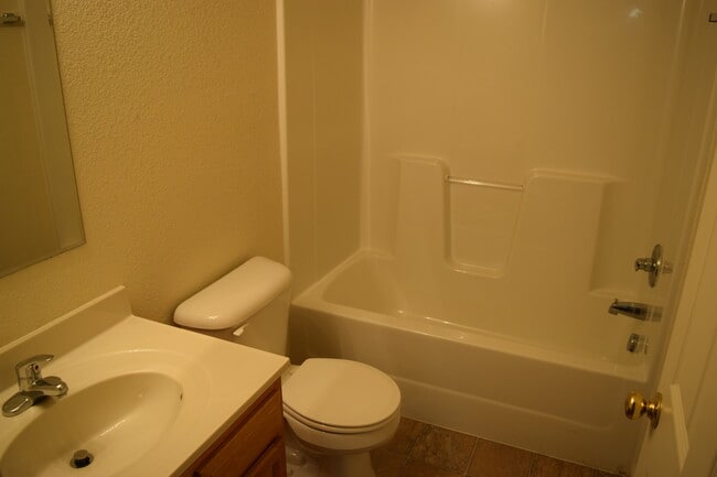 Building Photo - Beautiful 2 Bedroom, 2 Bathroom Duplex with a Garage!