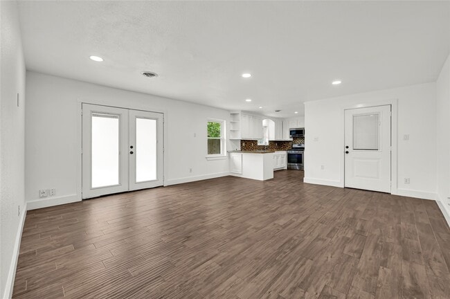 Building Photo - 470 Beresford St