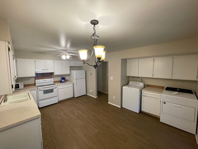 Building Photo - 2 Bed, 1 Bath Home with Brand New LVP Floo...