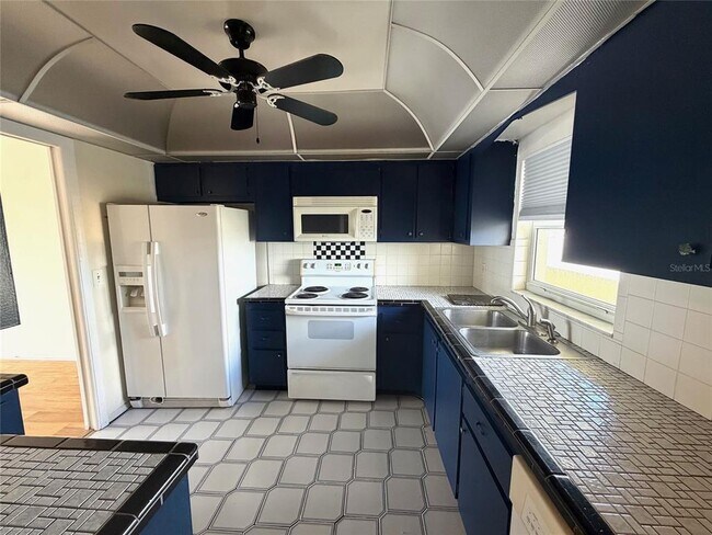 Building Photo - 4775 Cove Cir